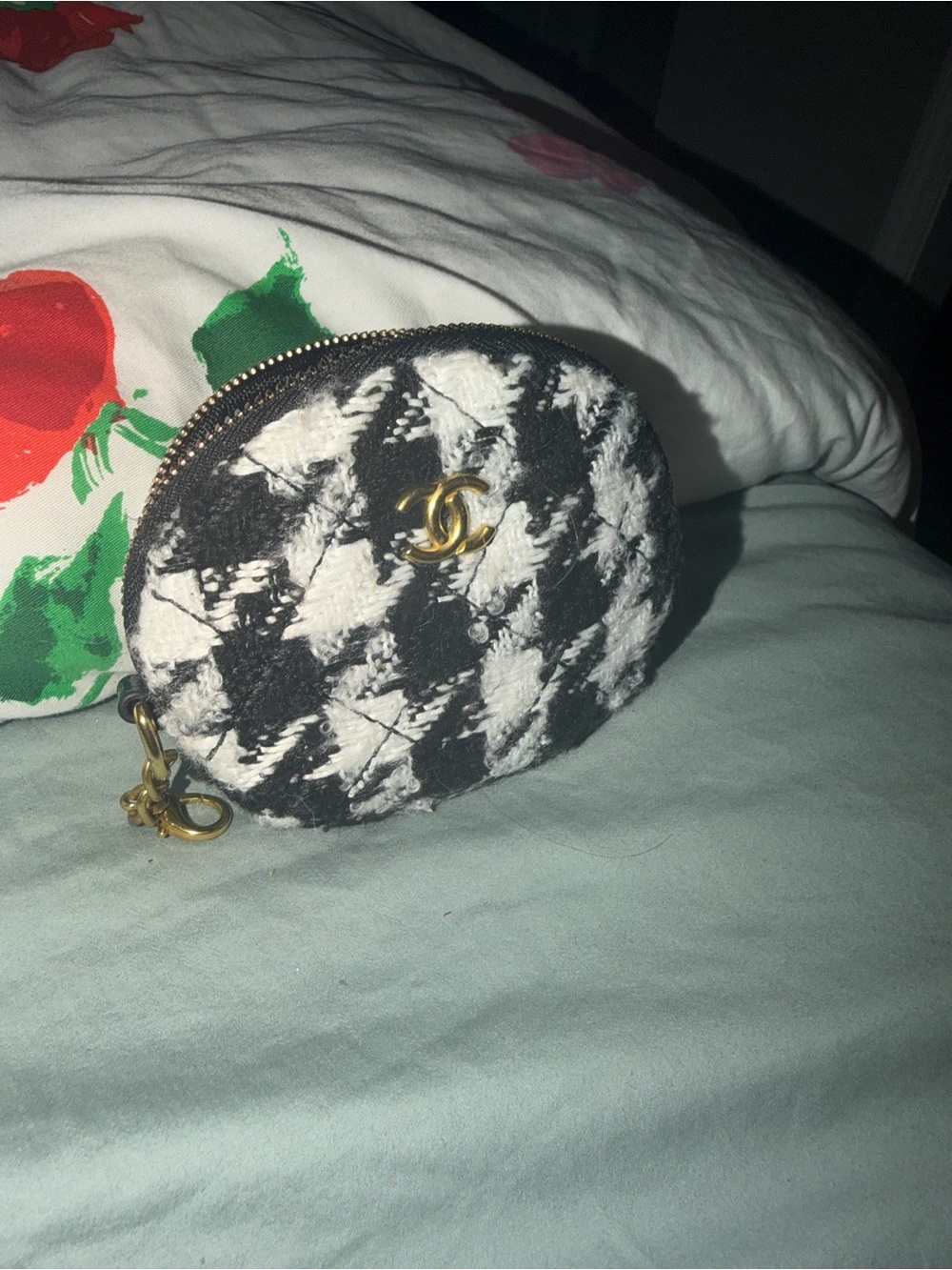 CHANEL Black & White Houndstooth Quilted Coin Pouch with Gold CC - Picture 2 of 6